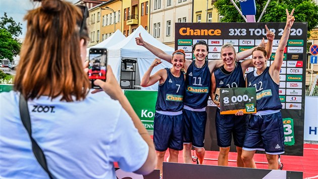 Andrea Klaudov, Michala Hartigov, Klra Vojtkov a Klra Marekov (zleva) oslavuj svj triumf na turnaji esk Chance 3x3 Tour v Hradci Krlov.