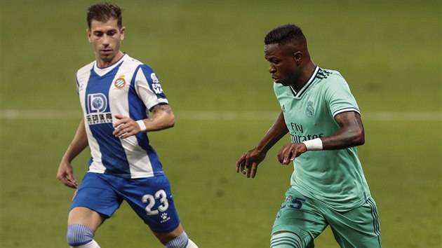Vinicius Junior (vpravo) z Realu Madrid postupuje k brn Espaolu, sleduje ho Adri Embarba.