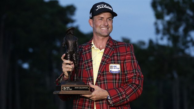 Americký golfista Webb Simpson s trofejí pro vítěze turnaje v Hilton Head