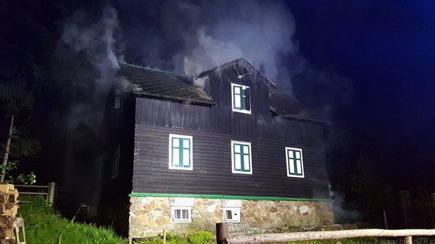 Hasiči bojovali s požárem chaty na šumavském Špičáku. Škoda je předběžně vyčíslena na 400 tisíc korun.