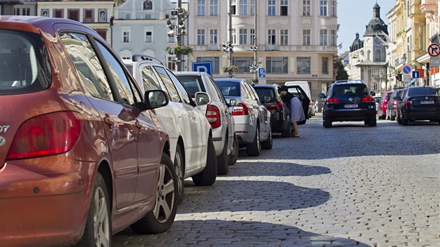 Plzeň zkouší v historickém centru města nový způsob parkování. Řidiči budou od pondělí zadávat do automatu registrační značku auta. Lístek za oknem vozu už nebude zapotřebí. (24. 6. 2020)