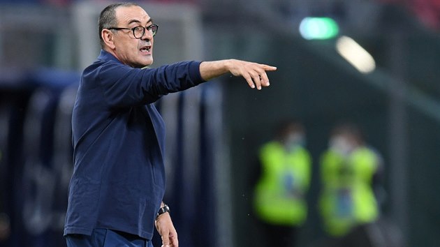 Maurizio Sarri, trenr fotbalist Juventusu, gestikuluje bhem utkn italsk ligy.