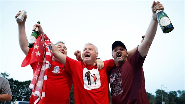 Pznvci fotbalovho Liverpoolu slavili ped stadionem Anfield zisk mistrovskho titulu.