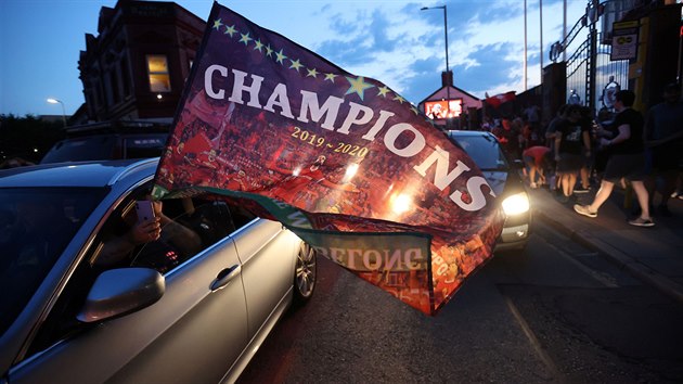 MISTI. V rukch fanouk Liverpoolu nechybly ani tematick vlajky.