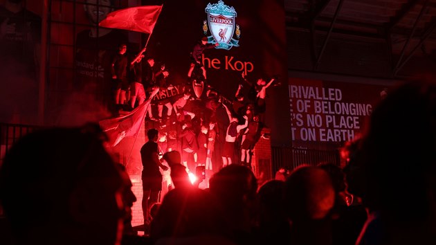 PYRO. Fanouci Liverpoolu pi oslavch mistrovskho titulu ped stadionem Anfield nezapomnli ani na svtlice a dmovnice.