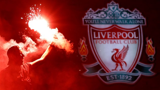 Fanouek fotbalovho Liverpoolu odplil pi oslavch mistrovskho titulu svtlici.