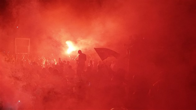 Pznivci fotbalovho Liverpoolu oslavili zisk mistrovskho titulu ped stadionem Anfield.