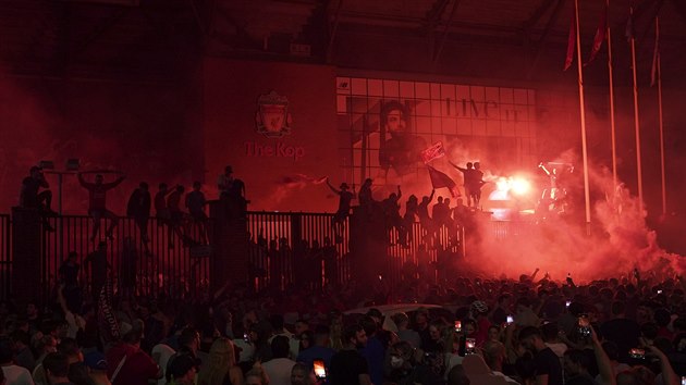 TITUL JE N. Fanouci fotbalovho Liverpoolu se seli ped stadionem Anfield, aby oslavili prvn ligov triumf po ticeti letech.