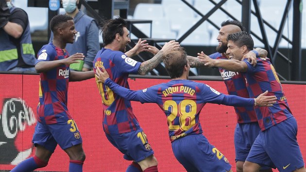 Fotbalist Barcelony se raduj z glu, kter v duelu se Celtou Vigo vstelil Luis Surez (vpravo).