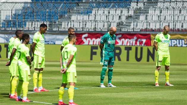 Fotbalist� Karvin� p�ed utk�n�m v Olomouci dr�� minutu ticha k uct�n� pam�tky b�val�ho fotbalisty Plzn� Mari�na ��ovsk�ho.