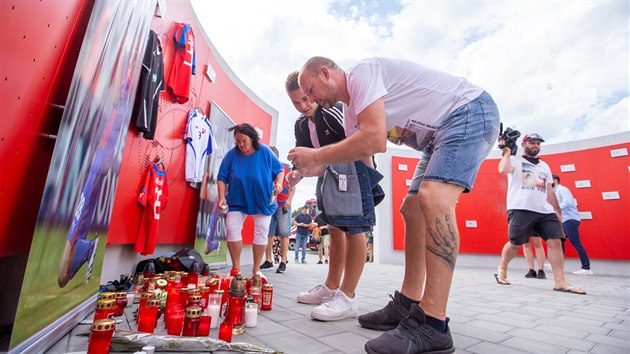 SVKA ZA MARINA. Pznivci fotbalov Plzn uctvaj pamtku zesnulho bvalho obrnce Marina iovskho.