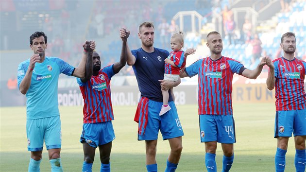 Plze�t� fotbalist� oslavuj� s fanou�ky v�t�zstv� nad Spartou. Zleva: Hru�ka, Kayamba, Chor�, Pernica a �ezn�k.