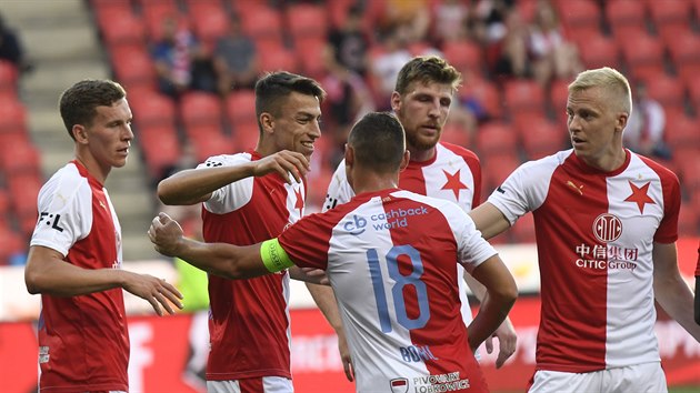 Fotbalist Slavie se raduj z jednoho ze ty gl do jabloneck st.