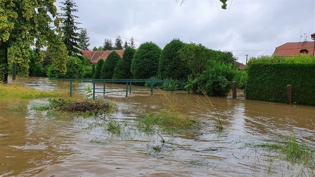 Řeka Lodrantka se vylila z koryta v Dolní Rovni. (29. června 2020)