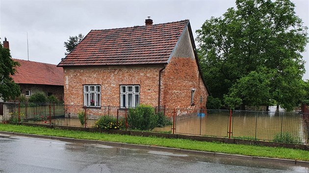 V Dolní Rovni místní potok zaplavil zahrady, dvorky i sklepy domů. (29. června 2020)