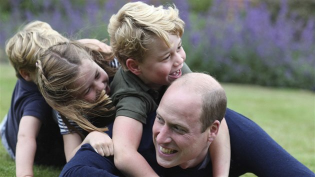 Princ William a jeho děti George, Charlotte a Louis na snímku vévodkyně Kate k 38. narozeninám prince a ke Dni otců (Norfolk, 21. června 2020)