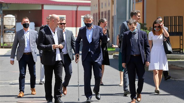 Premiér Andrej Babiš si při návštěvě Karlových Varů pomáhal při chůzi holí (26. 6.2020)