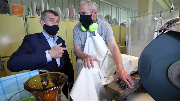 Andrej Babiš při prohlídce karlovarských skláren Moser, při chůzi si pomáhal holí (26. 6. 2020)