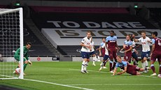 Tomá Souek (v pádu) z West Hamu si dává vlastní gól na hiti Tottenhamu.