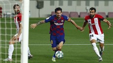 Lionel Messi z Barcelony prohání soupee z Bilbaa. Vpravo je Mikel Balenziaga.
