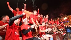 Fotbalisté Slavie slaví s fanouky obhajobu titulu.