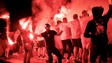 Slávistití fanouci v Edenu oslavují titul po utkání s Plzní.