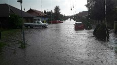 Voda po veerní bouce zaplavila v Pohoelicích ulici. (26. ervna 2020)