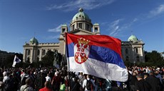 Srbové před parlamentem protestují proti vládě prezidenta Aleksandara Vučiče....