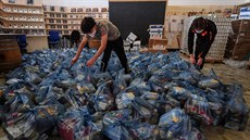 Dobrovolníci pipravují v Neapoli potravinové balíky pro chudé. (9. kvtna...