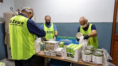 Dobrovolníci pipravují v Salernu jídlo pro chudé. (19. kvtna 2020)