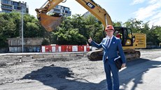 Ministr dopravy Karel Havlí�ek u chystaného podchodu