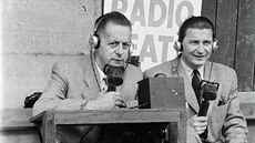 Sportovní komentátoři Štefan Mašlonka (vpravo) a Josef Laufer v roce 1948.