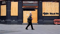 Mu prochází kolem uzavené restaurace na Leicesterském námstí v Londýn. (17....