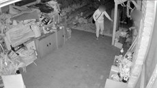 Trojice zlodjek kradla v rekonstruovaném dom pímo pod kamerou