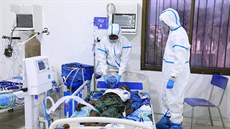 Somáltí lékai se starají o pacienta s koronavirem v nemocnici v Mogadiu,...