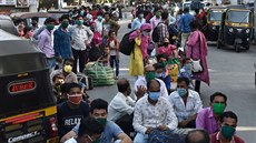 Migranti, kteí do indické Bombaje pili za prací, se kvli koronavirovým...