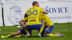 Zlín�tí fotbalisté slaví gól proti Opav�.