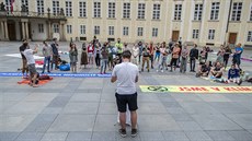 Aktivisté z hnutí Extinction Rebellion udlali piknik na nádvoí Praského...