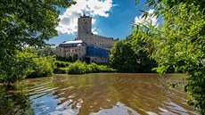 Gotický hrad Kost v Českém ráji je obehnán soustavou rybníků, které ho měly v...