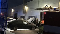 Hasiči v Čestlicích zasahovali u požáru hybridního automobilu, který vzplál v...