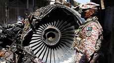 Trosky letounu typu Airbus A320, který havaroval u pákistánského Karáí. (24....
