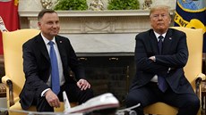 Polský prezident Andrzej Duda a jeho americký protjek Donald Trump pi...