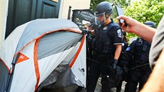 Policista pi vyklízení oblasti Black House Autonomous Zone ve Washingtonu....