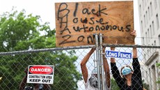 Demonstranti ped oblastí Black House Autonomous Zone ve Washingtonu. (23....