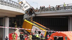 Ve Varav spadl z mostu kloubový autobus. (25. ervna 2020)