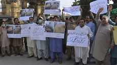 Pákistántí novinái protestují proti údajnému zatýkání jejich koleg, kteí...