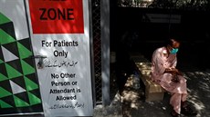 Mu� sedí v �ekárn� p�ed za�ízením pro odb�r výt�r� pro testování na covid-19 ve...