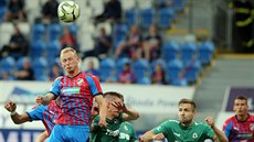 Plzeňský Ondřej Mihálik hlavičkuje v ligovém utkání proti Jablonci.