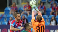 Jablonecký gólman Hrubý zasahuje v zápase v Plzni.