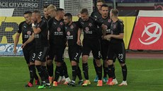 Nico Stanciu (uprostřed č. 7) a jeho parta. Slávisté se radují z gólu v utkání...